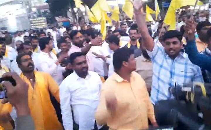 आरक्षणासाठी सध्या मराठ्यासोबतच धनगर समाजही रस्त्यावर उतरताना दित आहे.