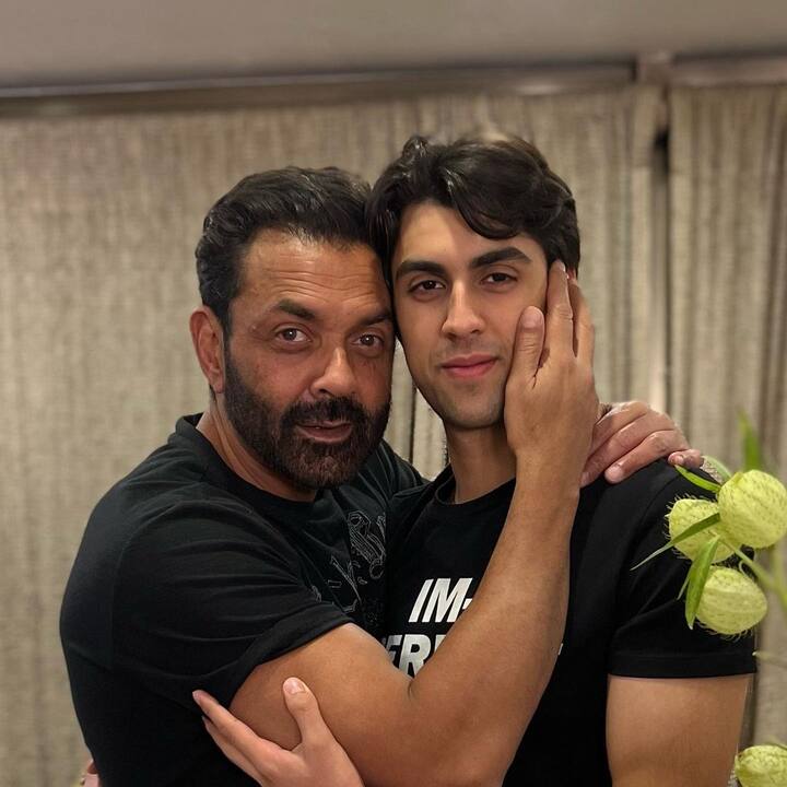 बॉबी देओल कई बार अपने आशियाने की झलक इंस्टाग्राम के जरिए फैंस के साथ भी शेयर कर चुके हैं. खबरों की मानें तो एक्टर के घर की कीमत करीब 6 करोड़ रुपए है.