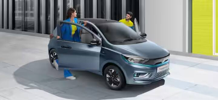 Tata Tiago EV ਵੀ ਦੇਸ਼ ਵਿੱਚ ਇੱਕ ਪ੍ਰਸਿੱਧ ਛੋਟੀ ਹੈਚਬੈਕ ਕਾਰ ਹੈ। Tiago EV ਵਿੱਚ 19.2 kWh ਅਤੇ 24 kWh ਦਾ ਬੈਟਰੀ ਪੈਕ ਹੈ, ਜਿਸਦੀ ਰੇਂਜ ਕ੍ਰਮਵਾਰ 250 ਅਤੇ 315 ਕਿਲੋਮੀਟਰ ਹੈ। ਇਸ ਦੀ ਕੀਮਤ 8.69 ਲੱਖ ਰੁਪਏ ਤੋਂ ਸ਼ੁਰੂ ਹੁੰਦੀ ਹੈ।