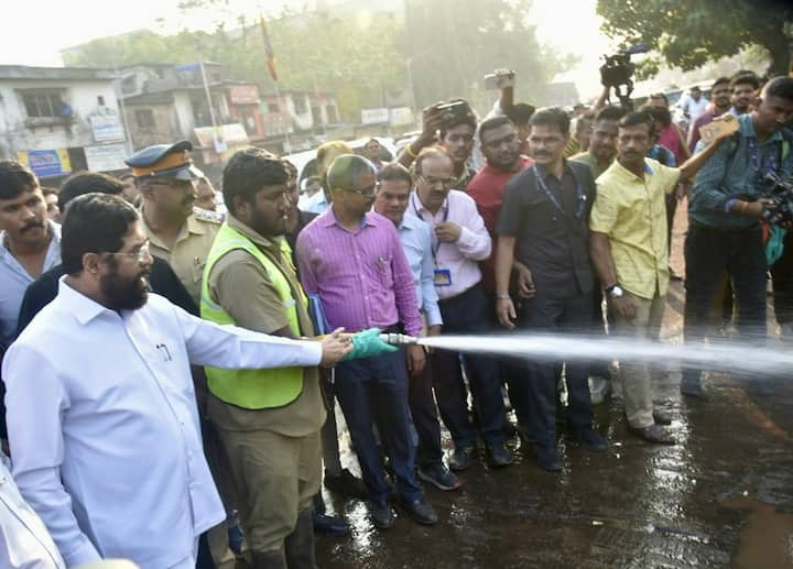 CM Eknath Shinde Cleanliness Campaign : मुख्यमंत्री एकनाथ शिंदे यांच्या प्रमुख उपस्थितीत मुंबईत स्वच्छता मोहिम हाती घेण्यात आली आहे.