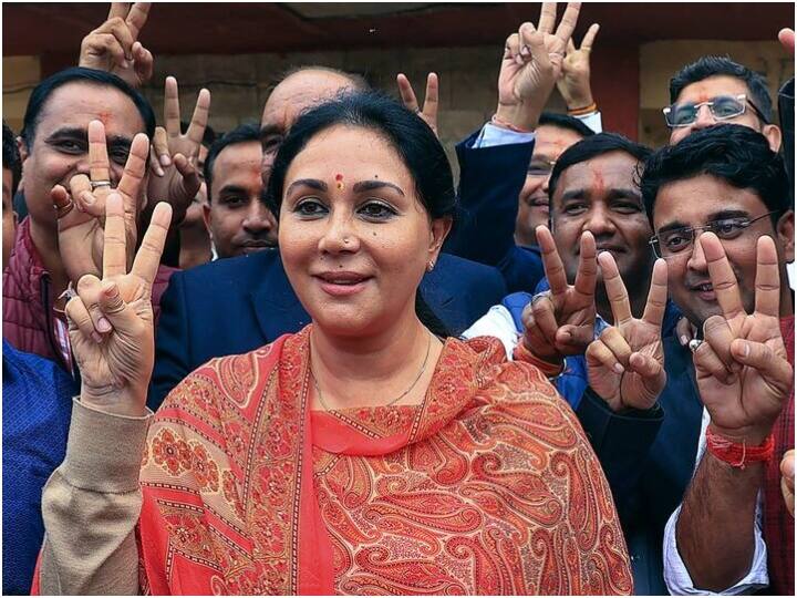 शाही परिवार की दीया कुमारी ने जयपुर की विद्याधर नगर सीट से जीत दर्ज की है. उन्होंने कांग्रेस के बड़े नेता सीताराम अग्रवाल को हराया है. दीया कुमारी को 158516 वोट मिले हैं. ये भी सीएम की रेस में बताई जाती हैं.