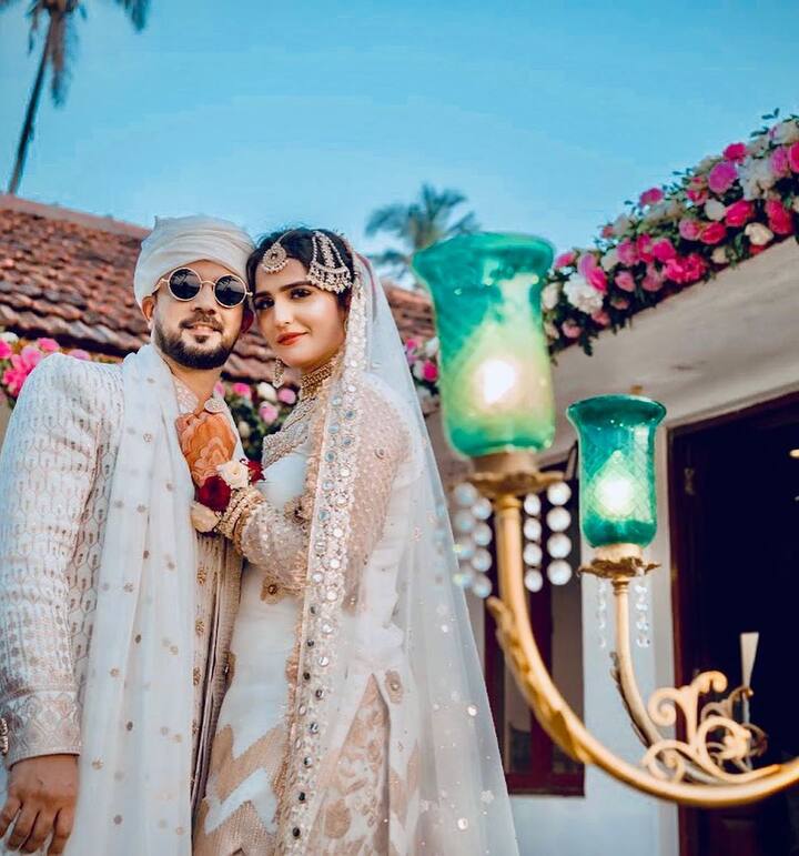 इस कपल के वेडिंग लुक की बात करे तो रिया ने आइवरी कलर का शरारा पहना था. जिस पर गोल्डन क्रिस-क्रॉस पैटर्न वर्क किया गया था. वहीं, मुदस्सर आइवरी कलर के कुर्ता-पायजामा और मैचिंग दुपट्टे में अच्छे दिख रहे थे.