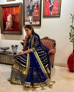 Sara Ali Khan photos : நீல நிற உடையில் அழகாக போஸ் கொடுக்கும் நடிகை சாரா அலி கான்..!