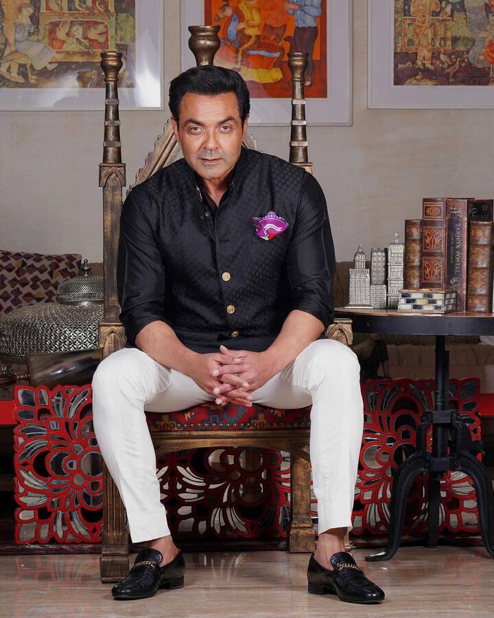 बॉबी देओल ने बतौर हीरो फिल्म बरसात से बॉलीवुड में एंट्री की थी. उस दौरान उनके लुक और एक्टिंग दोनों को लोगों ने खूब पंसद किया था. लेकिन धीरे-धीरे उनका करियर डगमगाने लगा और वो एक्टिंग से दूर हो गए.