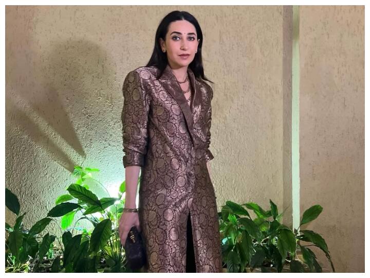 अगर आप सर्दियों की शादी में सबसे लेटेस्ट फैशन ट्रेंड्स के साथ खूबसूरत दिखना चाहती हैं तो लहंगे के साथ लांग जैकेट आपके लिए बेस्ट ऑप्शन हो सकता है. यह आउटफिट न केवल बेहद ऐलीगेंट और ग्रेसफुल लुक देगा बल्कि आपको सर्दी से भी पूरा बचाएगा.