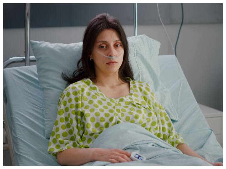 डिलीवरी एक महिला के लिए बेहद कष्टदायक अनुभव होता है. शरीर से ब्लड लॉस होने और प्रसव पीड़ा सहने की वजह से शरीर कमजोर पड़ जाता है. ऐसे में डिलीवरी के बाद ये 4 चीजें करने से शरीर को तेजी से रिकवर करने में मदद मिलता है. आइए जानते हैं यहां