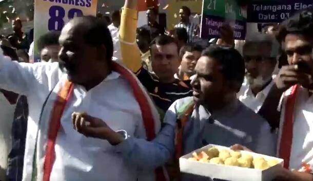 कांग्रेस कार्यकर्ताओं के बीच ढोल-नगाड़ों के बीच जश्न मन रहा है, जिसकी तस्वीरें सामने आई हैं.