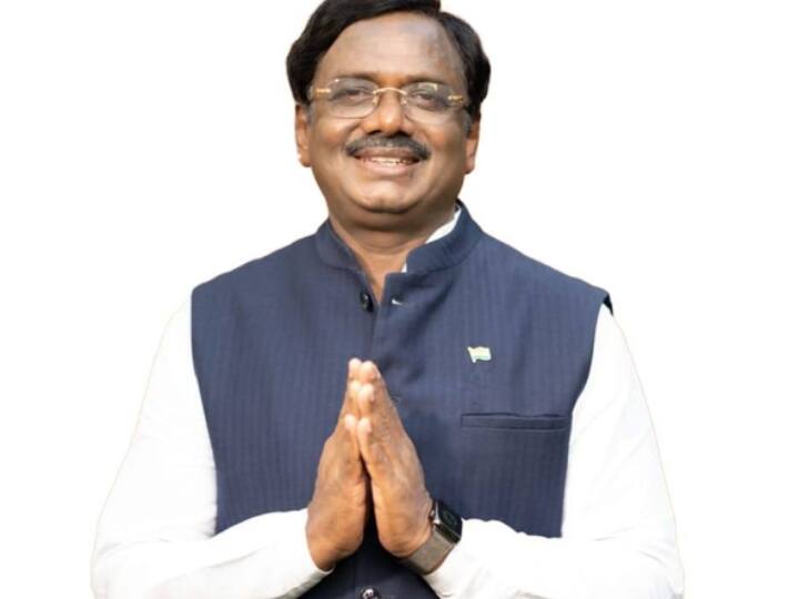 बीजेपी ने राजस्थान, मध्य प्रदेश, छत्तीसगढ़ में बीजेपी ने जीत हासिल कर ली है. वहीं, तेलंगाना में कांग्रेस सरकार बनाएगी. इस बार चुनावी मैदान में हजारों प्रत्याशियों ने ताल ठोकी, जिनमें कई प्रत्याशी करोड़पति  थे. आज हम आपको चारों राज्यों के सबसे अमीर उम्मीदवारों के बारे में बताने जा रहे है.  तेलंगाना विधानसभा चुनाव में अपनी किस्मत आजमा रहे कांग्रेस प्रत्याशी विवेकानंद राज्य के सबसे अमीर उम्मीदवार हैं. उन्होंने चेन्नूर (एससी) निर्वाचन क्षेत्र से चुनाव लड़ा. विवेकानंद की कुल संपत्ति 6,06,67,86,871 रुपये है. इसमें 3,80,76,38,171 रुपये चल और 2,25,91,48,700 रुपये की अचल संपत्ति है. विवेकानंद ने 37515 मतों के अंतर से चुनाव जीता.