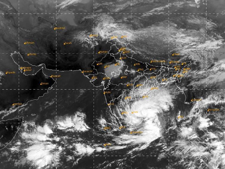 private meteorologist Pradeep John, heavy rain is likely to occur in Chennai, Kanchipuram, Thiruvallur and Chengalpattu districts from this evening. TN Rain Alert: இன்று மாலை முதல் கொட்டப்போகும் மழை - தமிழ்நாடு வெதர்மேன் சொல்வது என்ன?