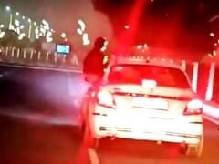 कार की विंडो पर बैठकर 'पापा की परी' चली घूमने, पुलिस ने काटा 23 हजार का चालान