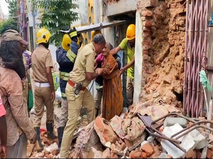 Madurai news public appreciated the rescuers who safely rescued the old lady trapped inside the house TNN மதுரையில் வீட்டுக்குள் சிக்கிய மூதாட்டி; பத்திரமாக மீட்ட மீட்புத்துறையினருக்கு மக்கள் பாராட்டு