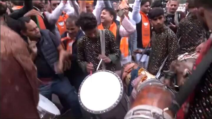 ঝোটওয়াড়া থেকে এগিয়ে বিজেপি প্রার্থী রাজ্যবর্ধন সিংহ রাঠৌড়ও। অন্য দিকে, কংগ্রেস মুখ্যমন্ত্রী অশোক গহলৌত সর্দারপুরা আসনে এগিয়ে রয়েছেন বলে খবর। টঙ্ক থেকে প্রতিদ্বন্দ্বিতা করেছেন কংগ্রেসের সচিন পাইলট। আপাতত তিনিও এগিয়ে।