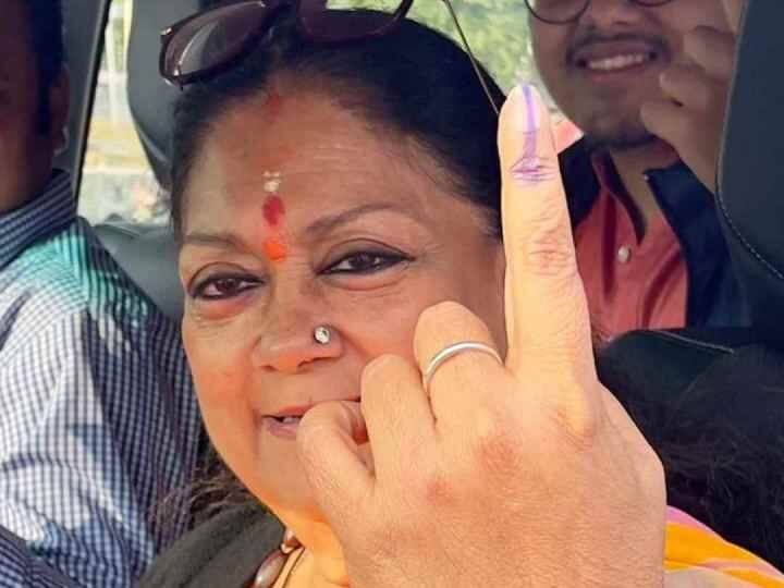 राजस्थान में बीजेपी नेता वसुंधरा राजे भी चुनावी मैदान में अपनी किस्मत आजमा रही हैं