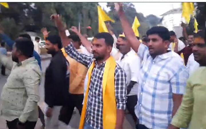 यावेळी रस्त्यावर मोठा पोलीस बंदोबस्त तैनात करण्यात आला होता.