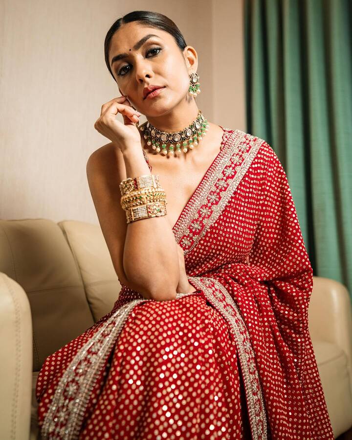 સોફા પર બેસી એક્ટ્રેસ મૃણાલ ઠાકુરે ખૂબ જ શાનદાર પોઝ આપ્યા છે.