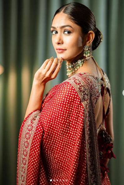 ਸਾੜੀ 'ਚ ਬੇਹੱਦ ਖੂਬਸੂਰਤ ਦਿਖੀ ਮ੍ਰਿਣਾਲ ਠਾਕੁਰ