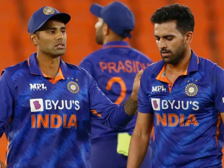 IND vs SA deepak chahar can be absent form team india in south africa tour due to his fathers bad health Marathi News दक्षिण आफ्रिका दौऱ्यात नशीबाने दीपक चहरला संधी, पण कौटुंबिक कारणामुळे दौऱ्याला मुकणार?
