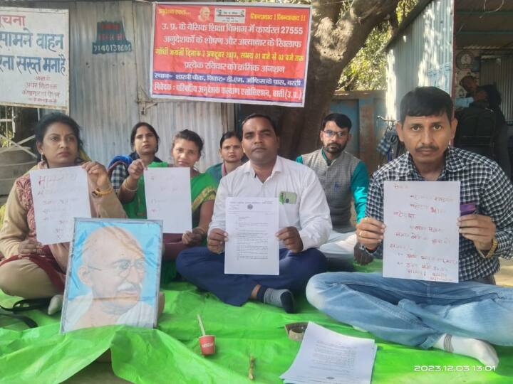 UP Instructors fast Sent letter written in blood to President Droupadi Murmu demand for increase in honorarium ANN UP News: अनुदेशकों ने राष्ट्रपति को खून से लिखा पत्र, मांग पूरी न होने पर दी आंदोलन की चेतावनी