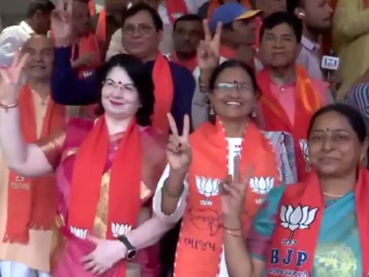 BJP workers celebrate at the party office in Gandhinagar, Gujarat as the party leads in Madhya Pradesh and Rajasthan elections.(Source: ANI)