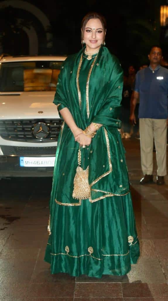 इस दौरान जहीर डार्क ब्लू सूट में नजर आए. इसके साथ उन्होंने व्हाइट शर्ट कैरी की. वहीं, सोनाक्षी ने डार्क ग्रीन अनारकली सूट को चुना.