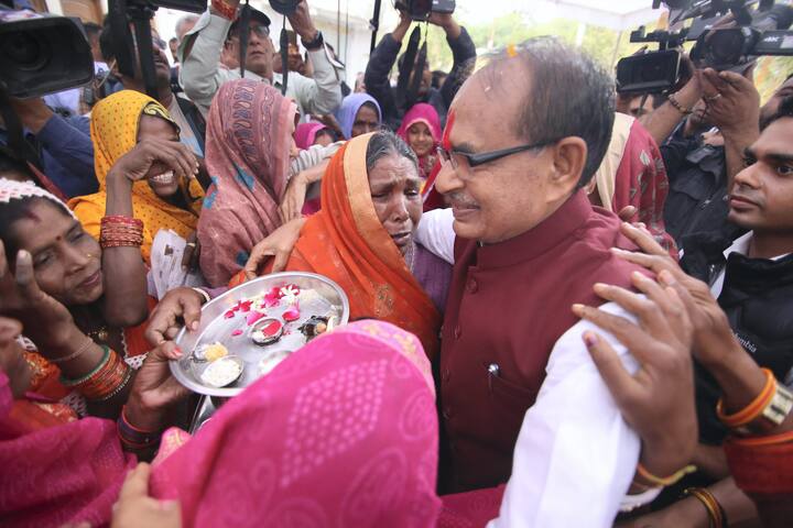 કુંભ રાશિના લોકોમાં ઘણો આત્મવિશ્વાસ હોય છે. કુંભ રાશિના સ્વામી શનિદેવ છે. આવા લોકો ઘણા આગળ જતા હોય છે.