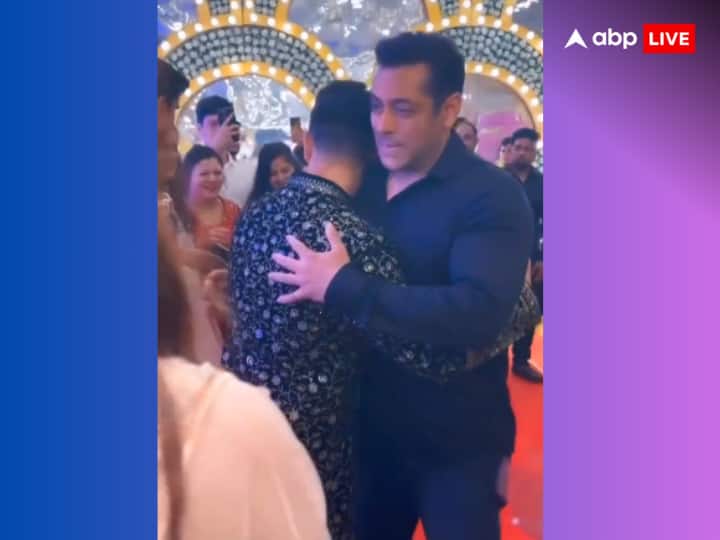 वहीं सलमान ने कोरियोग्राफर मुदस्सर खान के रिसेप्शन में सादगी भरे अंदाज से एंट्री ली. मुदस्सर ने समारोह से एक वीडियो पोस्ट किया, जिसमें अभिनेता उन्हें गले लगाते नजर आ रहे हैं.