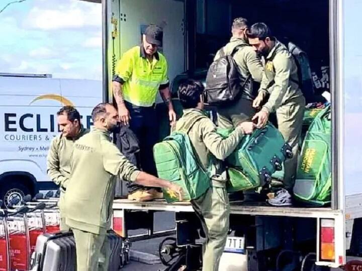 Shaheen Afridi on Pakistan cricketers loading luggage pics on Australia tour PAK vs AUS: सामान उठाते पाक क्रिकेटर्स की वायरल तस्वीर का खुल गया राज, शाहीन अफरीदी ने बताया क्या था माजरा