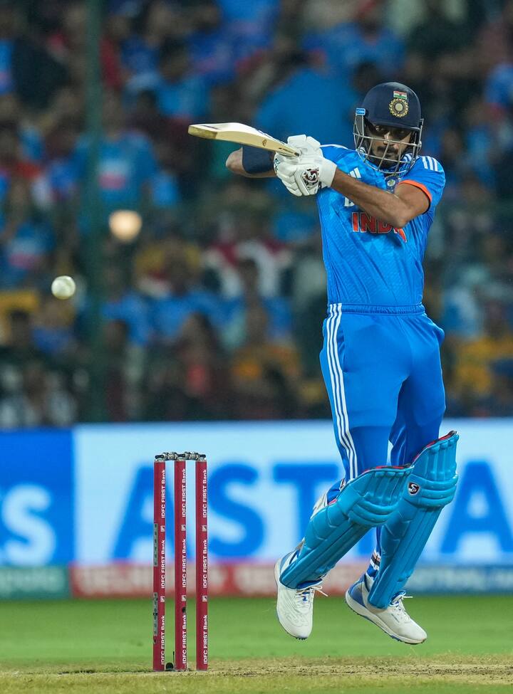 রবিবার ভারত জিতেছে মাত্র ৬ রানে। অস্ট্রেলিয়ার বিরুদ্ধে টি-টোয়েন্টিতে রানের নিরিখে এটা ভারতের দ্বিতীয় সবচেয়ে কম ব্যবধানে জয়। এর আগে ২০১৮ সালে ব্রিসবেনে অস্ট্রেলিয়ার বিরুদ্ধে ৪ রানে জিতেছিল ভারত।