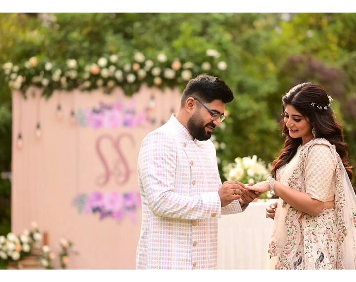 প্যাস্টেল শেডের লেহঙ্গা আর শেরওয়ানিতে ভালবাসার রঙ। নাচ-গানের আয়োজনে এ যেন কোনও ছবির রোম্যান্টিক দৃশ্যের শ্যুটিং!