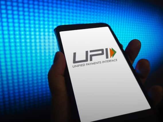NPCI તરીકે ઓળખાતા નેશનલ પેમેન્ટ કોર્પોરેશન ઓફ ઈન્ડિયાએ યુનિફાઈડ પેમેન્ટ્સ ઈન્ટરફેસ અથવા UPI બનાવ્યું છે. UPI એ મધ્યવર્તી રીઅલ-ટાઇમ પેમેન્ટ સિસ્ટમ છે જે બે વ્યક્તિઓ વચ્ચે અથવા વ્યક્તિ અને વેપારી વચ્ચેના વ્યવહારો પૂર્ણ કરે છે.
