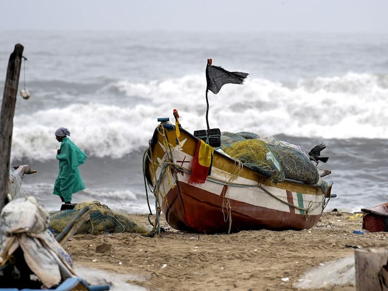 New Cyclone Michaung Update With News: cyclone michaung update pm narendra modi tamil nadu chennai heavy rain lashes scool closed 144 trains cancel ABPP Michaung: 'મિચૌંગ'નો ખતરો વધ્યો, વાવાઝોડાનાને લઇને તામિલનાડું સરકારે લીધો આ મોટો નિર્ણય, જાણો