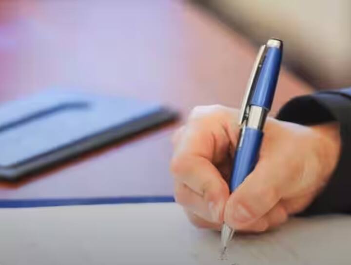 ਕੁਲੈਕਟਰ ਦੀ ਸਿੱਧੀ ਰਿਪੋਰਟ ਸਰਕਾਰੀ ਦਰਜੇਬੰਦੀ ਵਿੱਚ ਏਡੀਐਮ ਤੋਂ ਉੱਪਰ ਹੈ। ਉਹ ਸ਼ਹਿਰ ਦੇ ਵਿਕਾਸ, ਵੱਖ-ਵੱਖ ਸਰਕਾਰੀ ਸਕੀਮਾਂ ਦੇ ਪ੍ਰਬੰਧਨ ਅਤੇ ਵਿੱਤੀ ਪ੍ਰਸ਼ਾਸਨ ਨੂੰ ਯਕੀਨੀ ਬਣਾਉਂਦਾ ਹੈ। ADM ਮਹੱਤਵਪੂਰਨ ਕਾਰਜ ਵੀ ਕਰਦੇ ਹਨ, ਜਿਵੇਂ ਕਿ ਕੁਸ਼ਲ ਸਿਖਲਾਈ, ਅਨੁਸ਼ਾਸਨੀ ਕਾਰਵਾਈਆਂ, ਅਤੇ ਕੁਸ਼ਲ ਪ੍ਰਬੰਧਨ, ਪਰ ਇਹ ਘੱਟ ਪ੍ਰਭਾਵਸ਼ਾਲੀ ਹੁੰਦੇ ਹਨ।