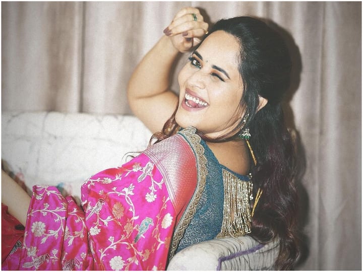 Anasuya Saree pics: వింక్ మూమెంట్ అంటే ప్రియా ప్రకాశ్ వారియర్ గుర్తుకు వస్తారు. ఆమె కన్నుగీటిన వీడియో అంత వైరల్ అయ్యింది. ఒకవేళ అనసూయ కన్ను కొడితే?