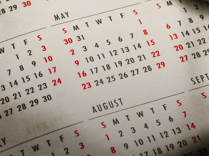 महीने कभी-कभी लगता हैं जैसे एक साथी की तरह होते हैं, जो साथ चलते हैं. हर एक का अपना अंदाज़ होता है. कुछ में इतिहास की गहराई और अर्थ होता है, जो हमें उनके नामों के द्वारा याद रह जाता है. चलिए, हम समझें कैसे इन महीनों का नामकरण हुआ और वो कैसे पूरे हुए एक रोचक सफ़र में.