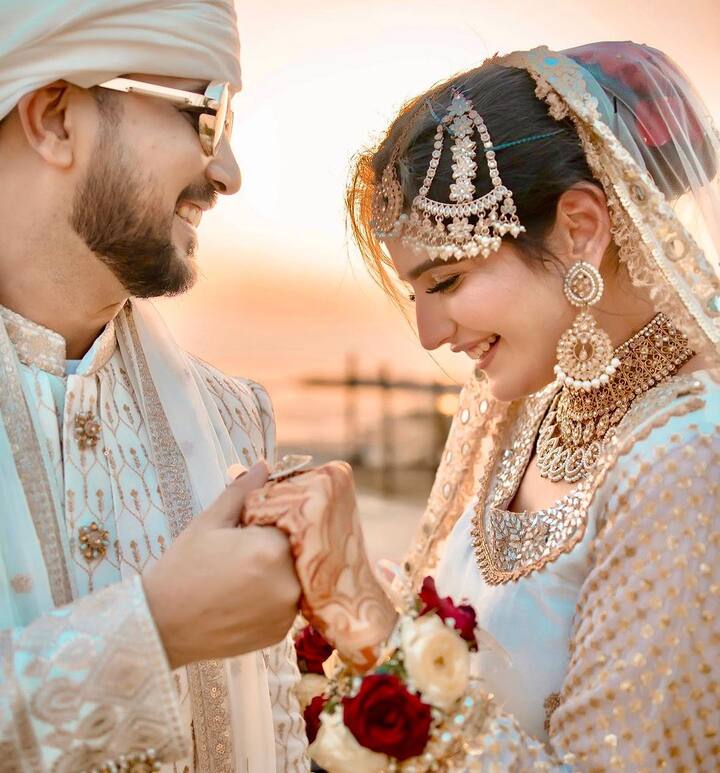 मुदस्सर ने फोटोज शेयर करते हुए लिखा, 'अल्हम्दुलिल्लाह, दुनिया की सबसे खूबसूरत लड़की रिया किशनचंदानी से शादी. हमारे सभी दोस्तों और प्रियजनों के समर्थन और प्यार के लिए हम दोनों के परिवारों की ओर से धन्यवाद'.