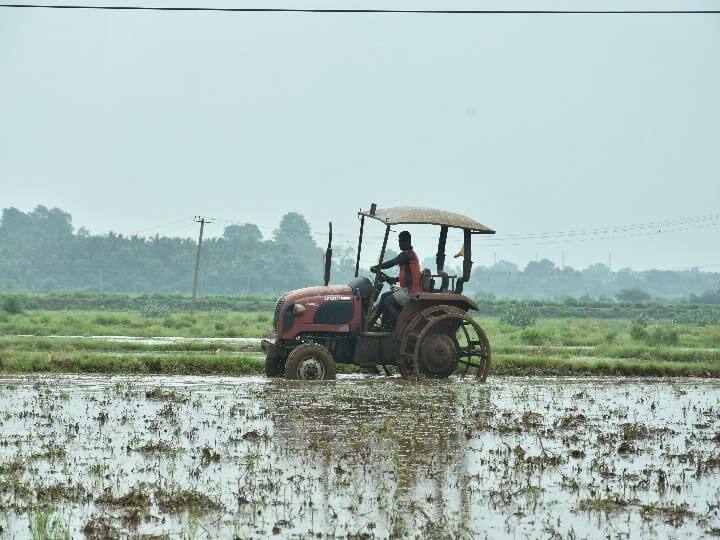 ட்ராக்டர் இயந்திரம் மூலம் விவசாய பணிகளை மேற்கொள்ளும் விவசாயி.