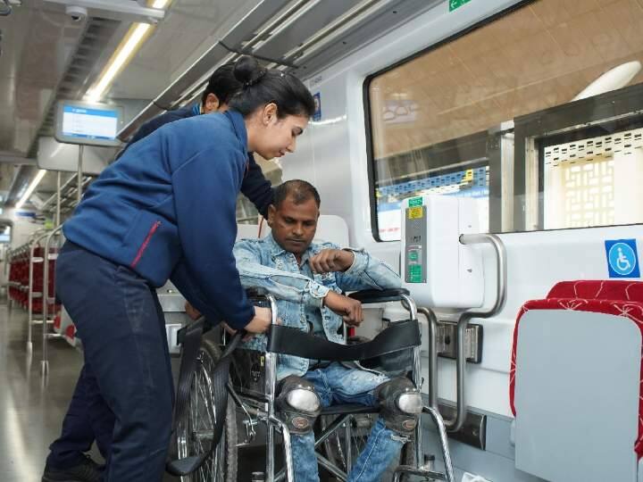 World Disabled Day News: विश्व दिव्यांगजन दिवस पर बच्चों ने साहिबाबाद आरआरटीएस स्टेशन से दुहाई डिपो आरआरटीएस स्टेशन तक का सफर तय किया, जो उनके जीवन के सुनहरे पलों में हमेशा के लिए शामिल हो गया.