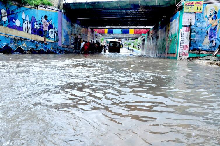 Cyclone MIGJAUM effect in nellore flood water on roads Andhra pradesh weather news Cyclone Effect in Nellore: నెల్లూరులో భారీ వర్షాలు, చెరువులను తలపిస్తున్న రహదారులు