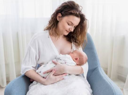 ਮਾਂ ਬਣਨਾ ਜ਼ਿੰਦਗੀ ਦੇ ਸਭ ਤੋਂ ਖੂਬਸੂਰਤ ਪਲਾਂ ਵਿੱਚੋਂ ਇੱਕ ਹੈ। ਕਈ ਵਾਰ ਡਿਲੀਵਰੀ ਤੋਂ ਬਾਅਦ ਮਾਂ ਦੀ ਛਾਤੀ 'ਚ ਦੁੱਧ ਨਹੀਂ ਆਉਂਦਾ, ਅਜਿਹੇ 'ਚ ਉਹ ਆਪਣੇ ਬੱਚੇ ਨੂੰ ਦੁੱਧ ਨਹੀਂ ਪਿਲਾ ਪਾਉਂਦੀ। ਆਓ ਜਾਣਦੇ ਹਾਂ ਅਜਿਹੇ ਆਸਾਨ ਤਰੀਕੇ ਜਿਨ੍ਹਾਂ ਨਾਲ ਡਿਲੀਵਰੀ ਤੋਂ ਬਾਅਦ ਮਾਂ ਦਾ ਦੁੱਧ ਵਧਦਾ ਹੈ।