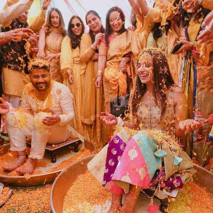 હળદર નકારાત્મકતા દૂર કરે છે. લગ્ન સમયે, વર વધુને નજર લાગી જવાનો ભય રહે છે. તો હળદર નકારાત્મક શક્તિઓની અસરને દૂર કરે છે. આ કારણે પણ લગ્ન પહેલા હલ્દી લગાવવાનો રિવાજ છે.