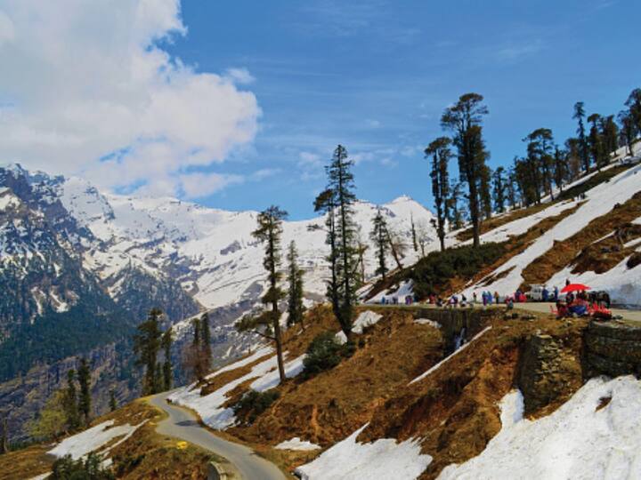 Rohtang Pass: For snowfall enthusiasts, Rohtang Pass is a must-visit destination in Manali. Adored by adventure seekers, Rohtang Pass presents challenging trekking and mountaineering opportunities. Engage in thrilling activities like ice skating, paragliding, sledding, and snow scootering. It's essential to check for closures during heavy snowfall in Rohtang Pass. (Image Source: Getty Images)