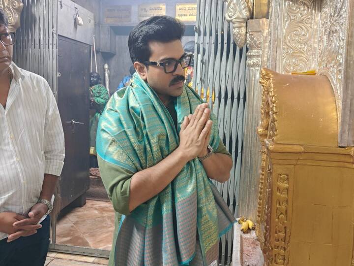 Ram Charan at Mysore Temple : గ్లోబల్​ స్టార్​గా పేరు సంపాదించుకున్న రామ్ చరణ్ తాజాగా మైసూరులోని  చాముండేశ్వరి అమ్మవారి ఆలయాన్ని సందర్శించారు.