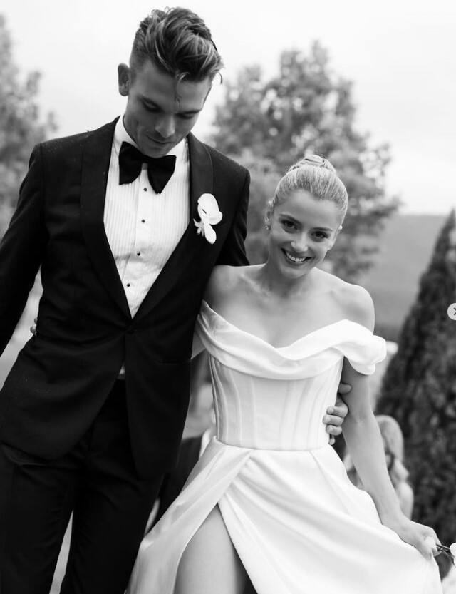 ਕ੍ਰਿਸ ਗ੍ਰੀਨ ਦੀ ਪਤਨੀ ਦਾ ਨਾਮ ਬੇਲੇਸ ਵੇਗਸ਼ਾਲ ਹੈ। ਤਸਵੀਰ 'ਚ ਦੋਵੇਂ ਜੋੜੇ ਬੇਹੱਦ ਰੋਮਾਂਟਿਕ ਅੰਦਾਜ਼ 'ਚ ਨਜ਼ਰ ਆ ਰਹੇ ਹਨ। (ਫੋਟੋ ਕ੍ਰੈਡਿਟ- ਸੋਸ਼ਲ ਮੀਡੀਆ)