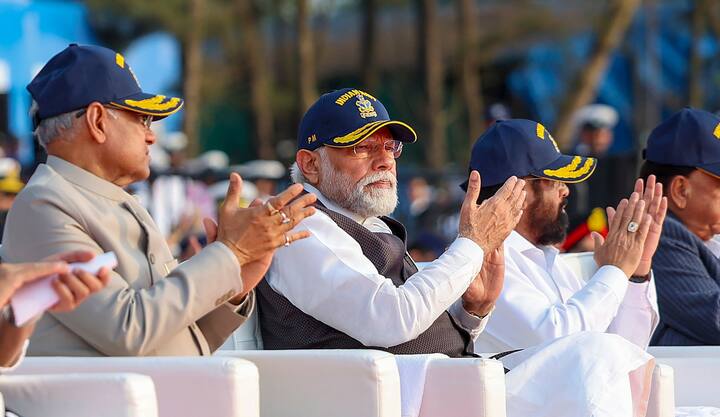 এই বছর মহারাষ্ট্রের সিন্ধুদুর্গে পালিত হয়েছে ভারতীয় নৌসেনা দিবস। প্রধানমন্ত্রী নরেন্দ্র মোদি সেখানে উপস্থিত ছিলেন। তাঁর সামনেই নৌবাহিনী নিজেদের যুদ্ধ কৌশলের মহড়া দেখায়। এদিন সকালে X হ্যান্ডেলে ভারতীয় নৌসেনা দিবসে সব নৌসেনা এবং তাঁদের পরিবারকে শুভেচ্ছা জানিয়েছেন প্রধানমন্ত্রী।