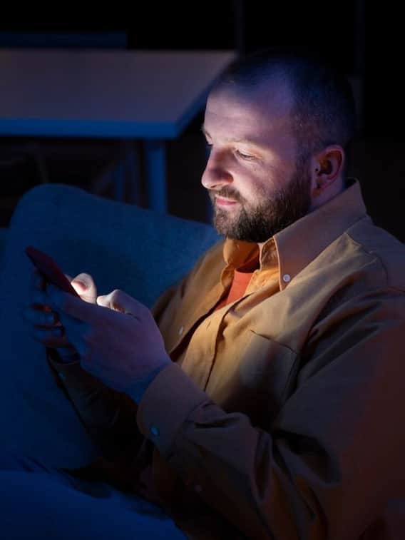 फोन को आंखों से कितनी दूर रखकर चलाना चाहिए?