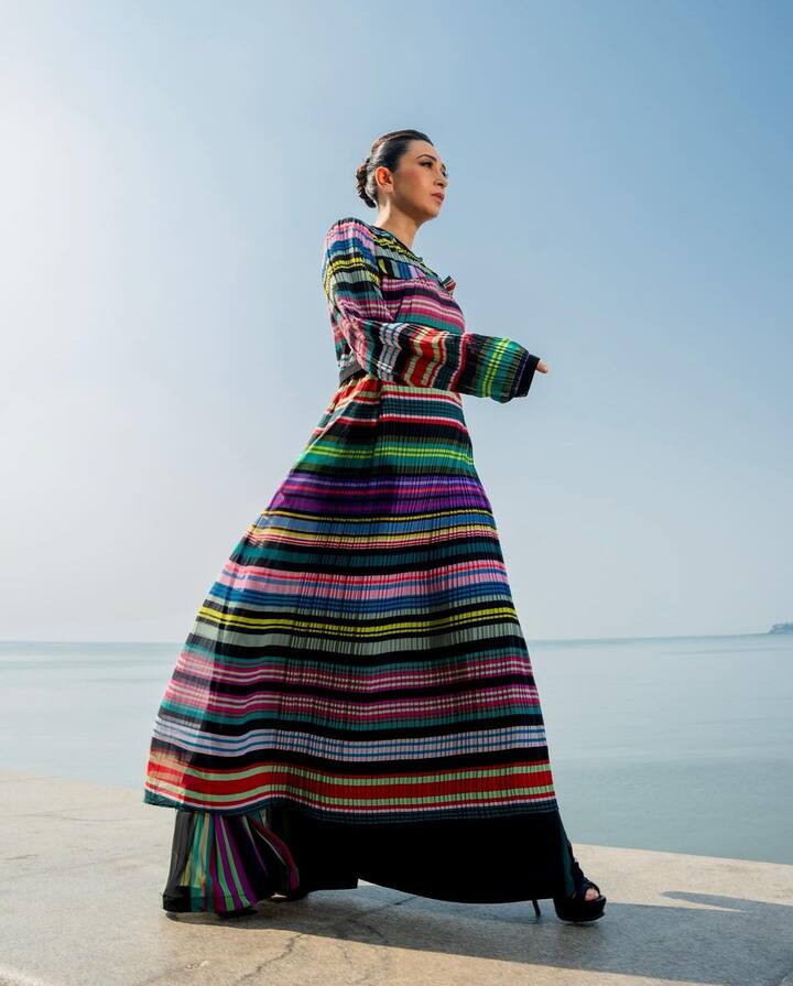 She kept her make-up subtle and completed her look with black pumps.