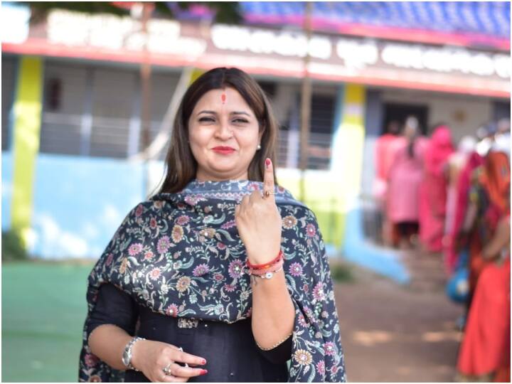 भावना बोहरा को चुनाव 120847 वोट मिले हैं. उन्होंने कांग्रेस की नीलू चंद्रवंशी को हराया है. उन्हें 94449 वोट मिले हैं.