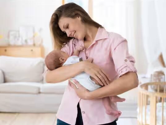 ਵਾਰ-ਵਾਰ ਸ਼ੱਕ ਕਰਵਾਓ: ਜਦੋਂ ਮਾਂ ਨੂੰ ਲੱਗ ਰਿਹਾ ਹੈ ਕਿ ਉਨ੍ਹਾਂ ਦੀ ਬ੍ਰੈਸਟ ਵਿੱਚ ਦੁੱਧ ਨਹੀਂ ਆ ਰਿਹਾ ਹੈ, ਤਾਂ ਕਈ ਵਾਰ ਉਹ ਦੁੱਧ ਚੁੰਘਾਉਣਾ ਘੱਟ ਕਰ ਦਿੰਦੀਆਂ ਹਨ। ਪਰ ਜੇਕਰ ਸ਼ੁਰੂ ਵਿੱਚ ਦੁੱਧ ਨਹੀਂ ਬਣ ਰਿਹਾ ਹੈ, ਤਾਂ ਵੀ ਤੁਹਾਨੂੰ ਬੱਚੇ ਨੂੰ ਵਾਰ-ਵਾਰ ਦੁੱਧ ਚੁੰਘਾਉਣਾ ਪੈਂਦਾ ਹੈ, ਯਾਨੀ ਹਰ ਬੱਚੇ ਨੂੰ 1 ਤੋਂ 2 ਘੰਟੇ ਤੱਕ ਛਾਤੀ ਦੇ ਕੋਲ ਰੱਖੋ। ਜਦੋਂ ਬੱਚਾ ਦੁੱਧ ਚੁੰਘਦਾ ਹੈ, ਤਾਂ ਮਾਂ ਦੇ ਸਰੀਰ ਵਿੱਚ ਪ੍ਰੋਲੈਕਟਿਨ ਨਾਮਕ ਦੁੱਧ ਪੈਦਾ ਕਰਨ ਵਾਲਾ ਹਾਰਮੋਨ ਤੇਜ਼ੀ ਨਾਲ ਪੈਦਾ ਹੁੰਦਾ ਹੈ। ਜਿੰਨੀ ਵਾਰ ਤੁਸੀਂ ਆਪਣੇ ਬੱਚੇ ਨੂੰ ਛਾਤੀ ਦਾ ਦੁੱਧ ਚੁੰਘਾਉਂਦੇ ਹੋ, ਸਰੀਰ ਵਿੱਚ ਪ੍ਰੋਲੈਕਟਿਨ ਦਾ સ્ત્રાવ ਓਨਾ ਹੀ ਵੱਧ ਹੋਵੇਗਾ ਅਤੇ ਜਿੰਨੀ ਜਲਦੀ ਦੁੱਧ ਵਗਣਾ ਸ਼ੁਰੂ ਹੋ ਜਾਵੇਗਾ।