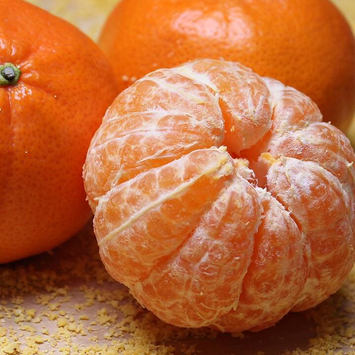 ਹੁਣ ਇਸ ਛੇਕ 'ਚ ਥੋੜ੍ਹਾ ਜਿਹਾ ਨਮਕ ਪਾਓ ਅਤੇ ਸੰਤਰੇ ਦੇ ਕੱਟੇ ਹੋਏ ਹਿੱਸੇ ਨਾਲ ਢੱਕ ਕੇ ਭਾਫ਼ ਦਵਾਓ।