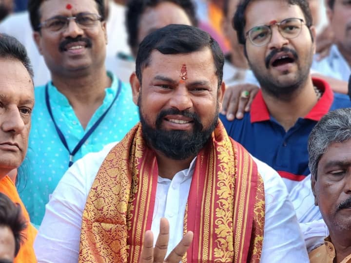 तेलंगाना से बीजेपी उम्मीदवार राजा सिंह ने गोशमहल निर्वाचन क्षेत्र में लगातार तीसरी जीत हासिल की है. उन्होंने अपनी नज़दीकी प्रतिद्वंदी को 80 हजार वोटो से हराया है. वो तेलंगाना के वीआईपी कैंडिडेटों में से एक है.